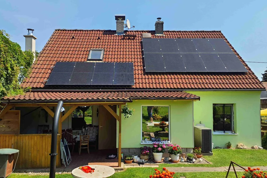 Rodinný dům v Brandově s fotovoltaikou na střeše a zahradou