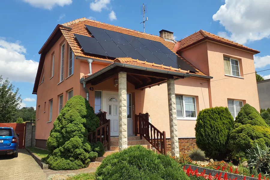 Rodinný dům v Rudlicích s fotovoltaickou elektrárnou Schlieger na střeše